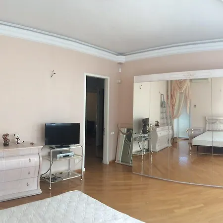 Bol'shaia Uiutnaia Kvartira Apartment *
